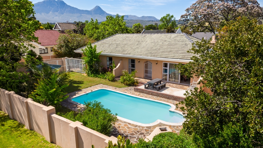 4 Bedroom Property for Sale in Morningside Western Cape